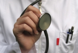 В России могут ввести обязательную форму для учителей и врачей